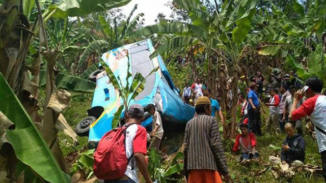 ইন্দোনেশিয়ায় পর্যটকবাহী বাস গিরিখাদে পড়ে নিহত ২১