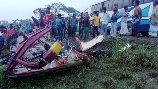 5 killed as bus overturns in Gaibandha