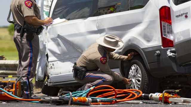 5 killed in 3-vehicle traffic accident in South Texas
