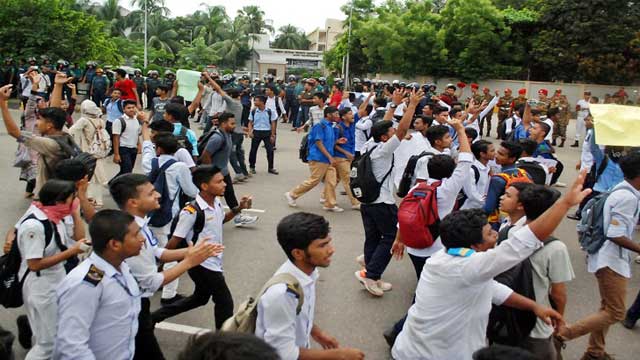 বৃষ্টি উপেক্ষা করে রাজধানীর বিভিন্ন স্থানে শিক্ষার্থীদের অবরোধ-বিক্ষোভ