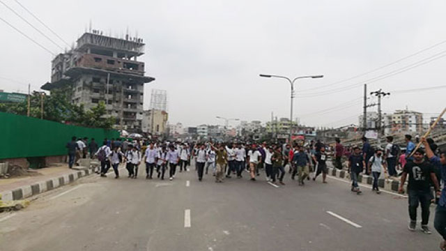 রামপুরায় শিক্ষার্থীদের ওপর ছাত্রলীগের হামলা, ধাওয়া পাল্টা ধাওয়া