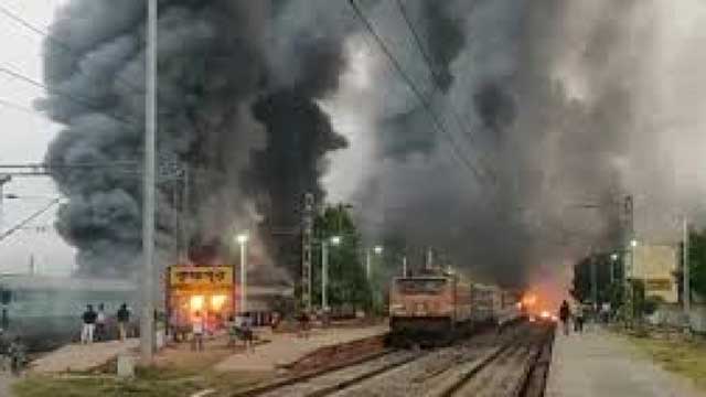 ভারতে নতুন করে অশান্তি: মুর্শিদাবাদ, আক্রাসহ একাধিক রেল স্টেশনে আগুন