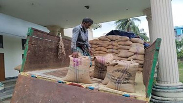 হাটহাজারীতে খাদ্য অধিদপ্তরের ১৯৫ বস্তা চাল উদ্ধার