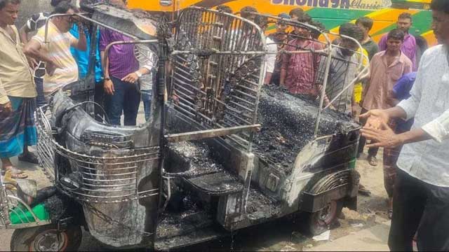 Fire Rickshaw 5 of a family suffer burn injuries as auto-rickshaw catches fire