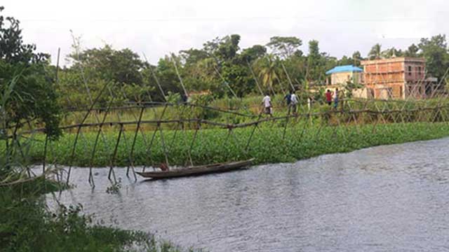 A risky bamboo bridge in Feni spells trouble for 50,000 people