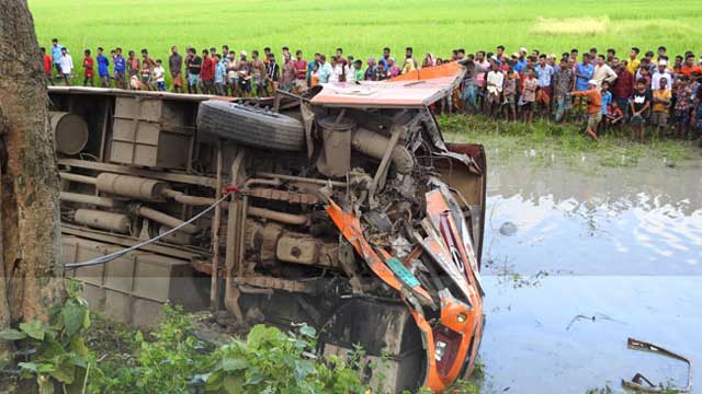 Three killed, 20 injured in Magura road accident