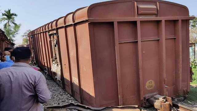 Train derails in Kushtia