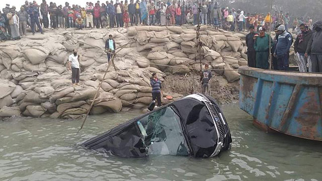 Microbus plunges into Padma at Paturia ferry terminal