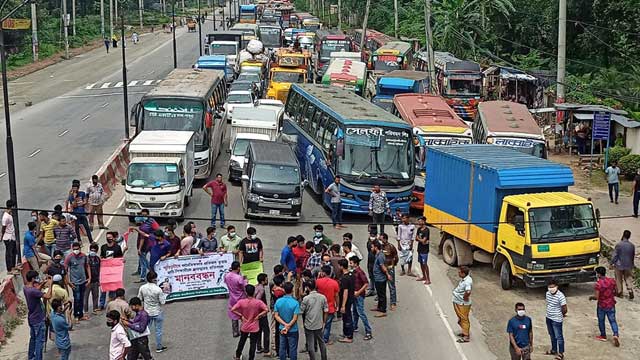 JU students block highway over torturing fellow by Ansar men