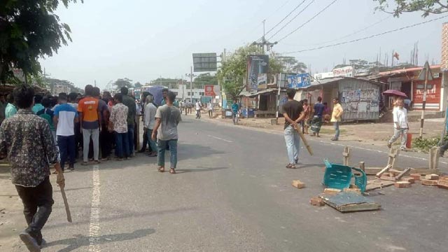 Barisal University students block Dhaka-Kuakata highway