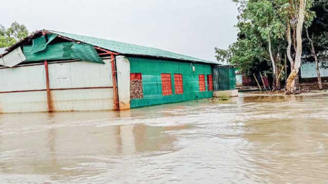 Flood engulfs central dists
