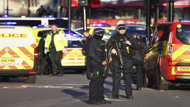 Several stabbed near London Bridge; man detained