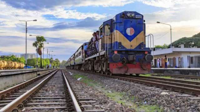 Rail communication halted as workers obstruct track in Dhaka