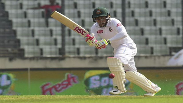 Mushfiqur, Mahmudullah see out tricky first session