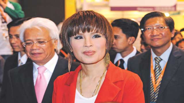 Thailand king 'sinks' sister's PM bid