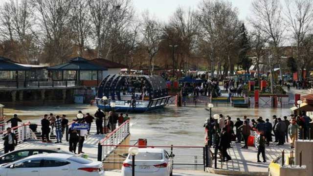 Almost 100 dead as Iraq ferry sinks on spring holiday trip