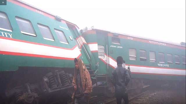 Rail link on Dinajpur route snapped due to derailment of train