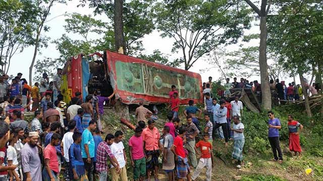 6 killed as bus hits tree in Bagerhat