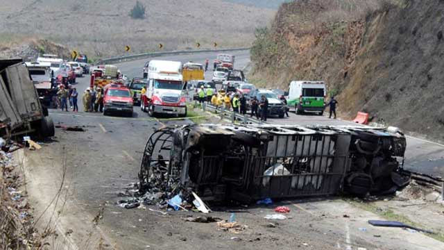 21 killed in fiery Mexico road accident