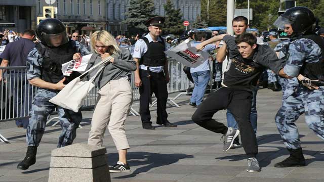 Russian police arrest more than 1,000 in Moscow protest