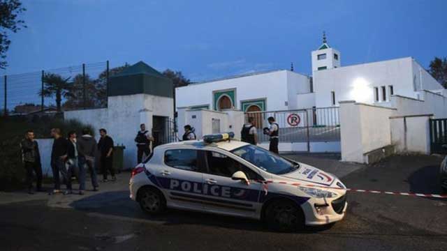 Man with rightwing links tries to burn French mosque, shoots 2