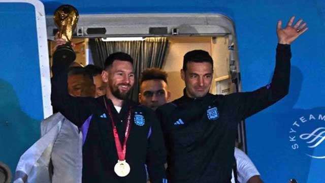 World Cup winners Argentina arrive back in Buenos Aires
