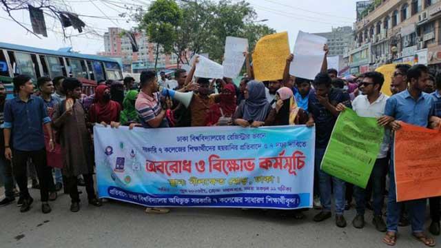 DU-affiliated college students block Mirpur road for 4 hours