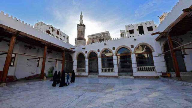 Saudi Arabia suspends prayer in mosques