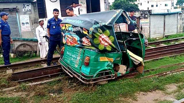 Train accidents kill 4 in 3 districts