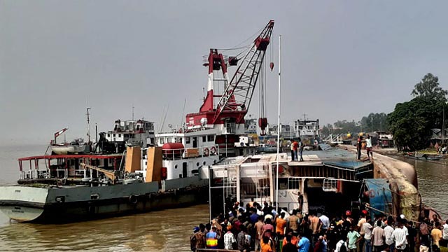 Ferry loaded with vehicles sinks at Paturia ghat