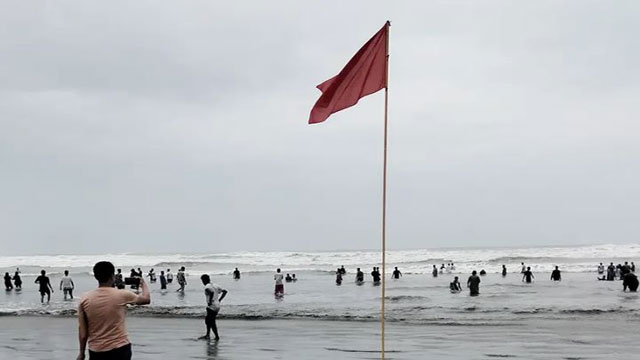 Great danger signal no 10 issued for Cox’s Bazar maritime port