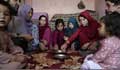 চা আর রুটি খেয়ে চলছে আফগান নারীদের রোজা পালন