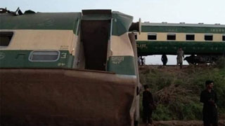 2 trains collide in southern Pakistan, killing 35: officials