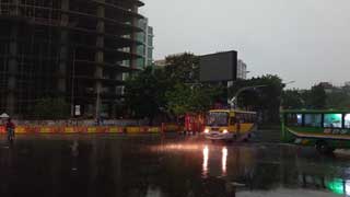 Rain drenches Dhaka, brings rush-hour traffic jams