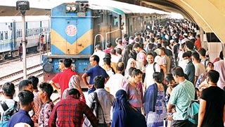 Kamalapur station less crowded, schedule upset of north districts, Khulna-bound trains
