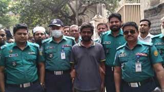 Journalist Samsuzzaman being taken from Kashimpur to Dhaka jail again