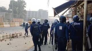 10 injured in clash with police