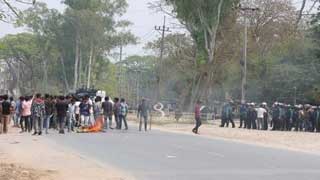 RU students block Dhaka-Rajshahi highway to protest ‘attack from locals and police’