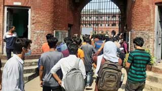 DU students break into Shahidullah Hall