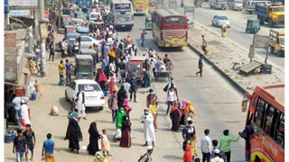 Dearth of public transport: Hundreds of passengers waiting on Dhaka-Tangail highway