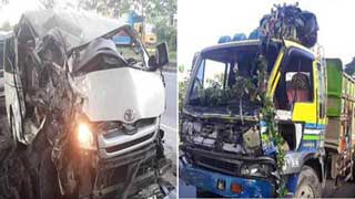 6 killed in truck-microbus collision