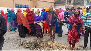 Gazipur RMG workers block road demanding payment of salary