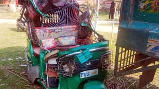 4 killed as pick-up van hits auto-rickshaw in Narshingdi