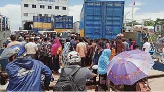 Huge rush of Dhaka-bound apparel workers at ferry terminals