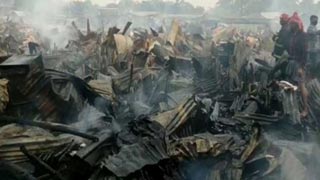Massive fire rips through Tongi slum leaving hundreds homeless