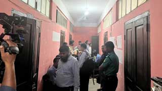 ড. ইউনূসের মামলায় এজলাস থেকে সাংবাদিকদের বের করে দিয়েছেন বিচারক