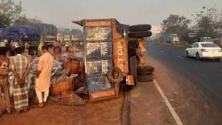 4 killed as truck overturns on Dhaka-Ctg highway