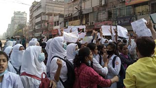 Protesting rape threat by bus driver, students block Dhaka's Bakshibazar road