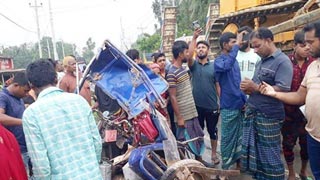 Six, including five of same family, killed in Rajbari road accident