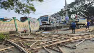 Police vandalise BNP's rally stage in Dhaka